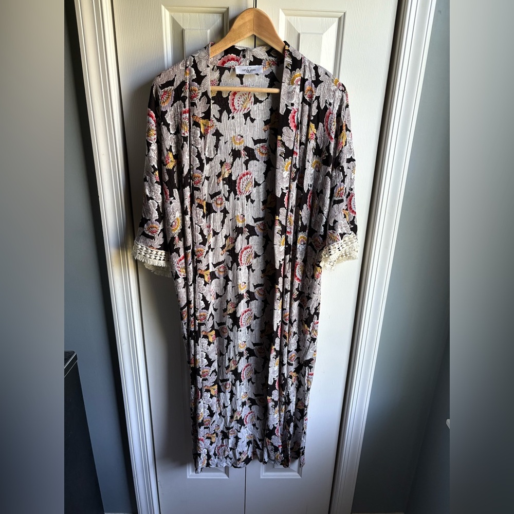 Carly Jean Los Angeles Women's Black Floral Kimono Boho Size Small/Medium *READ